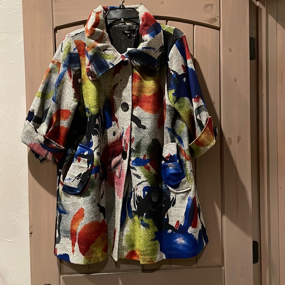 Damee’ New with tags and fully lined stylish Fall/Winter jacket. Never worn.